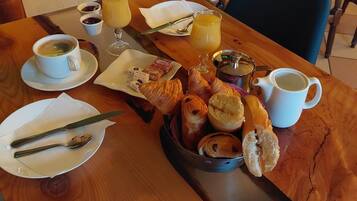 Petit déjeuner servi en supplément