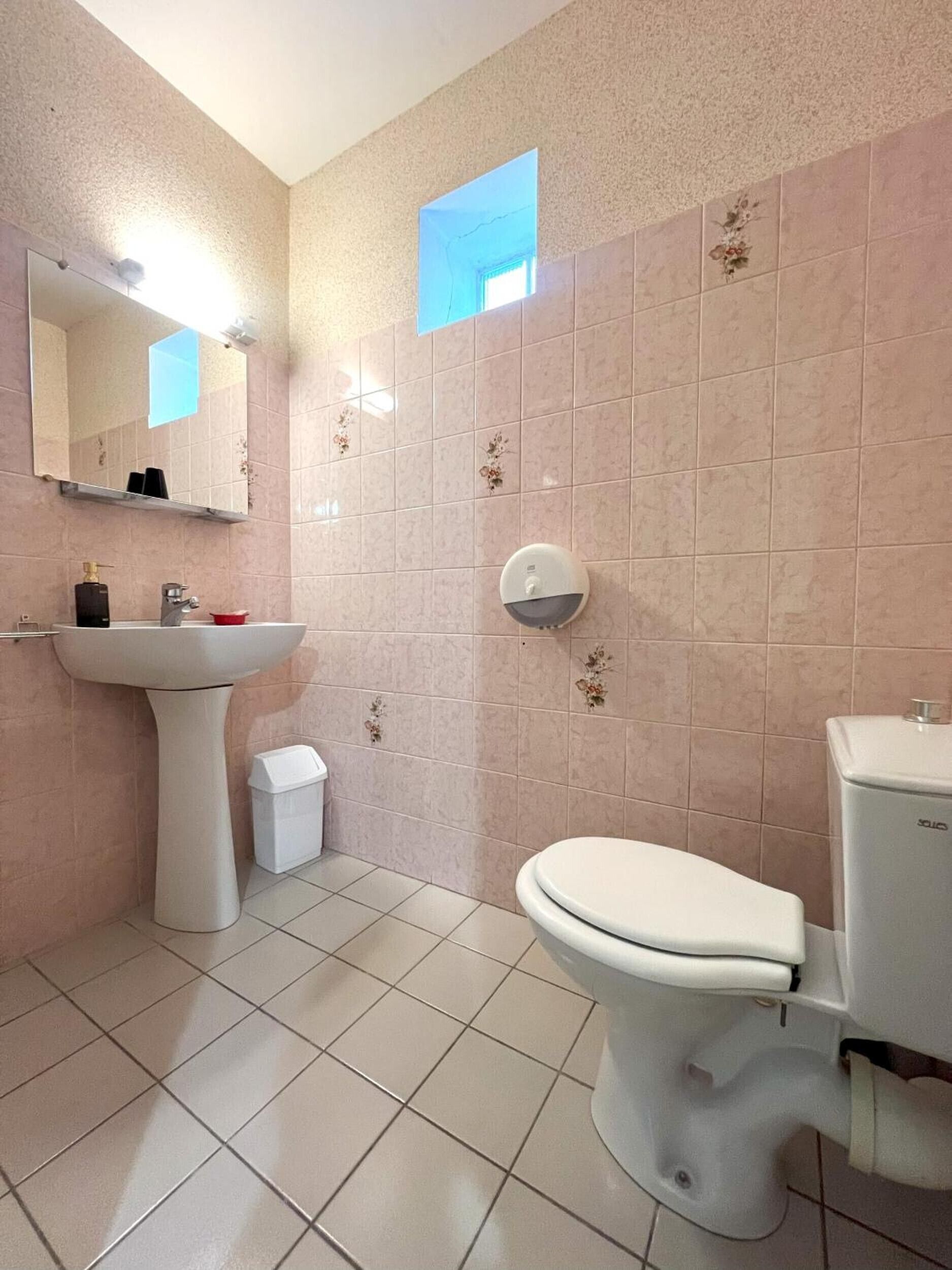 Douche, sèche-cheveux, serviettes fournies