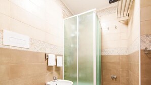 Standard Double Room, Ensuite | Bilik Mandi | Pancuran mandi, hulu semburan mandi hujan, pengering rambut, bidet 
