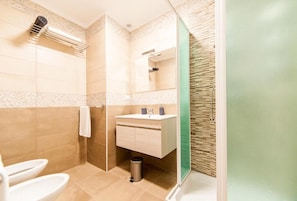 Deluxe Quadruple Room | Bathroom - Demi Rooms (Naples)
