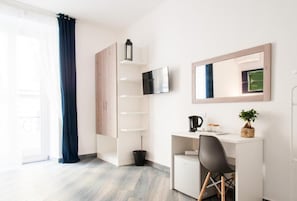 Deluxe Double Room, Balcony | Interior