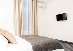 Standard Double Room | Free WiFi - Demi Rooms (Naples)
