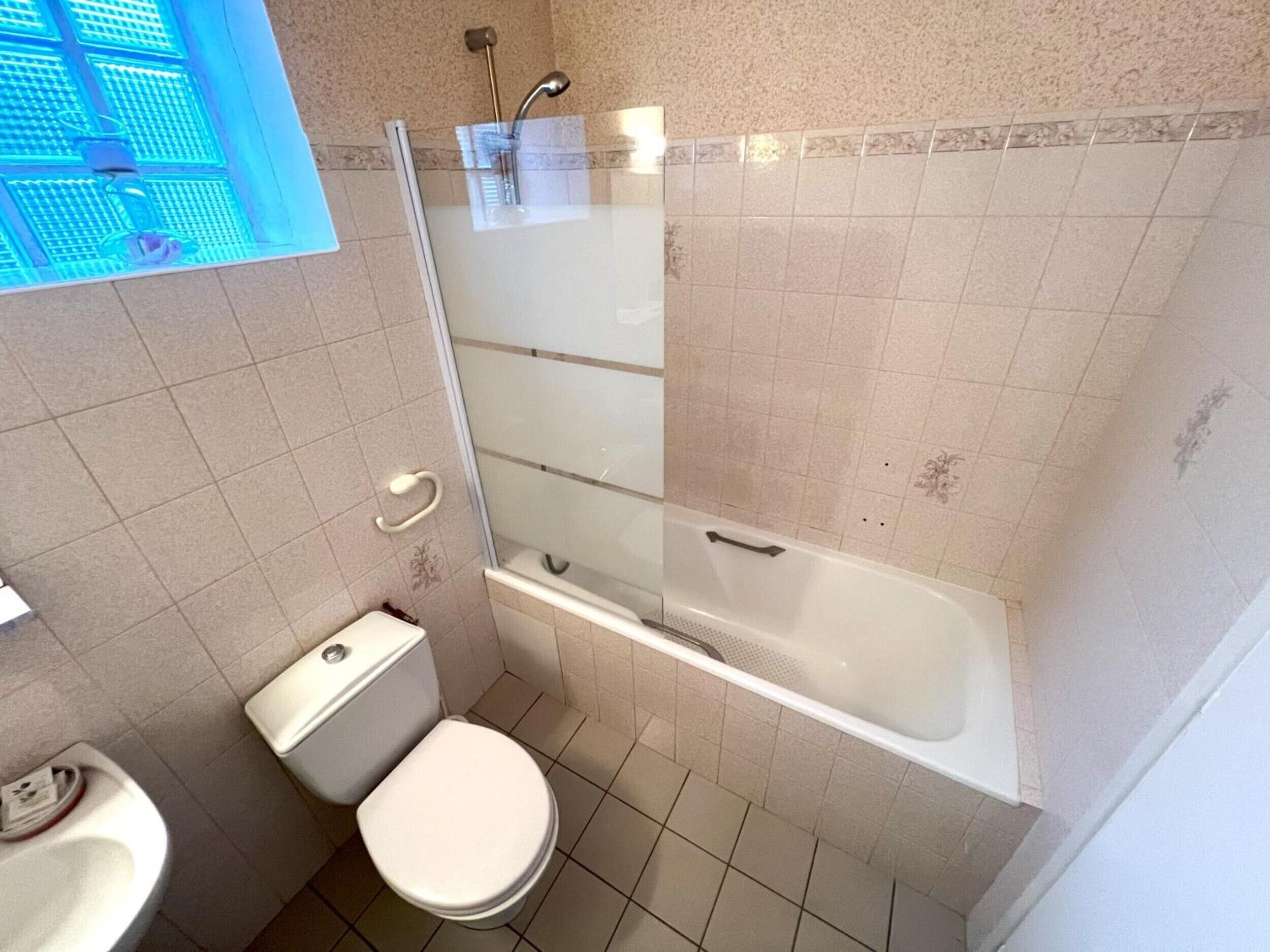 Douche, sèche-cheveux, serviettes fournies