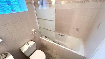 Douche, sèche-cheveux, serviettes fournies