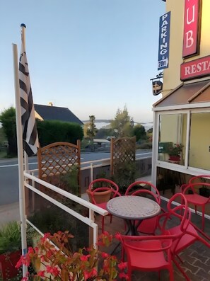 Outdoor dining - Guesthouse Double Room with Bathroom and Wi-Fi (Caurel)