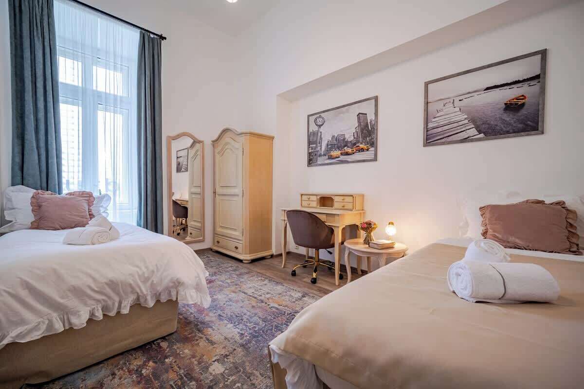 2 bedrooms, desk, iron/ironing board, WiFi
