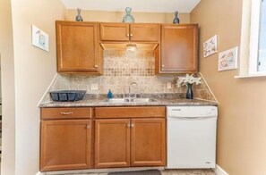 Cafetera y tetera, refrigerador, microondas y horno