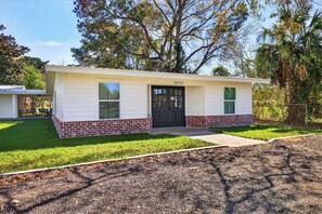 Exterior - Renovated coastal retreat in Biloxi - 3 min to intestate - Close to everything (Biloxi)