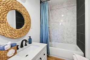 Hair dryer, towels, soap, toilet paper - Renovated coastal retreat in Biloxi - 3 min to intestate - Close to everything (Biloxi)