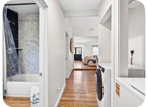 Iron/ironing board, WiFi, bed sheets - Renovated coastal retreat in Biloxi - 3 min to intestate - Close to everything (Biloxi)