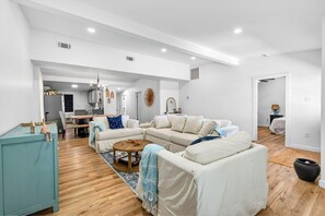 Living area - Renovated coastal retreat in Biloxi - 3 min to intestate - Close to everything (Biloxi)