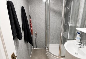Separate tub and shower, deep soaking tub, towels - Flat in Central London 10 Mins London Bridge (London)