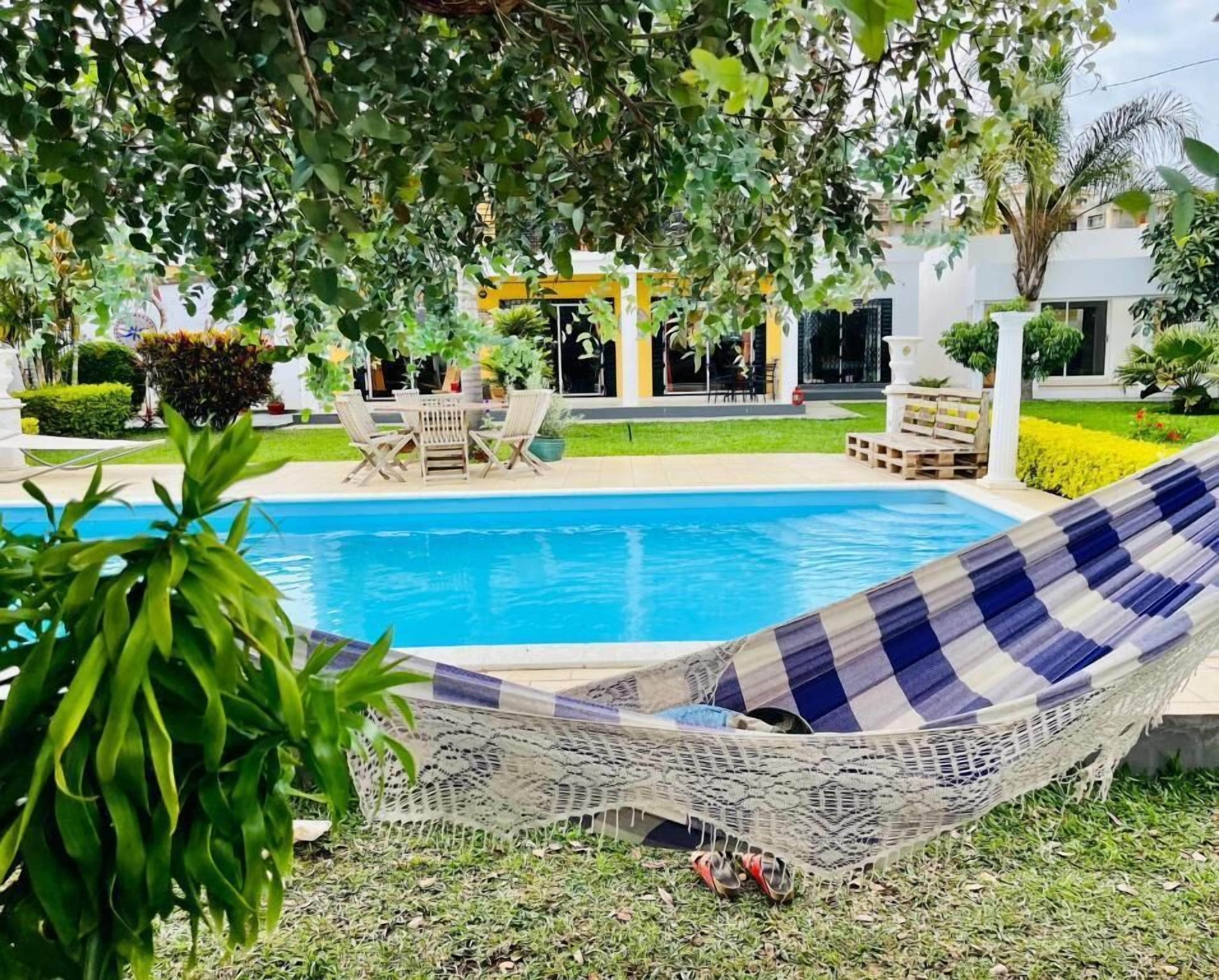 Piscine extérieure, cabanons gratuits, parasols de plage