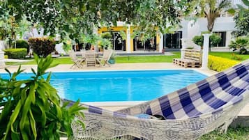 Piscine extérieure, cabanons gratuits, parasols de plage
