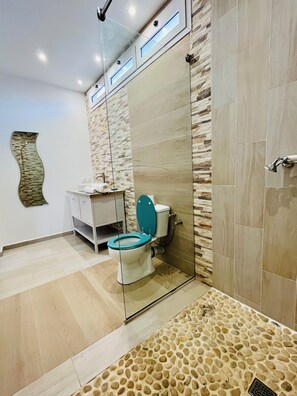 Chambre Double Confort, vue piscine | Salle de bain | Sèche-cheveux, chaussons, chauffage par le sol (salle de bains)
