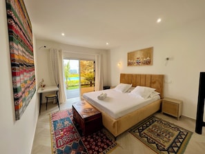 Artículos del minibar gratis, cortinas blackout y insonorización