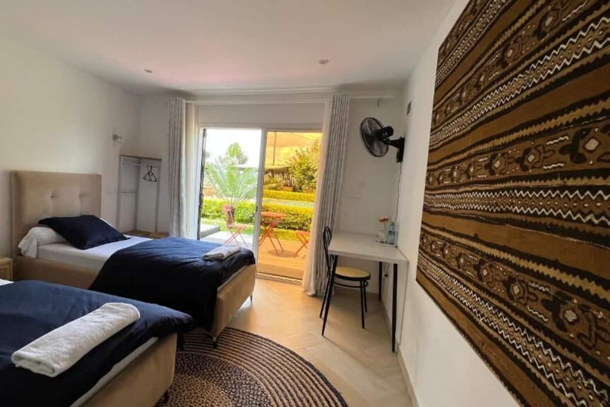 Chambre Standard avec lits jumeaux, vue piscine | Mini-bar avec articles gratuits, rideaux occultants