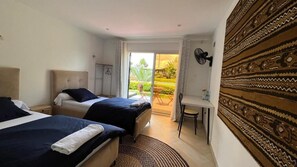 Chambre Standard avec lits jumeaux, vue piscine | Mini-bar avec articles gratuits, rideaux occultants
