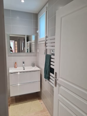 Asciugacapelli, asciugamani, sapone, carta igienica