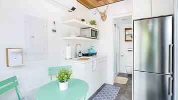 Coffee/tea maker, fridge, microwave, stovetop