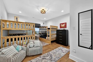 Room - Luxurious Modern Mountain Retreat with Hot Tub & Stargazing Dome Near Berkeley Springs, Hedgesville WV (Hedgesville)