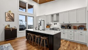 Coffee/tea maker, microwave, oven, stovetop - Luxurious Modern Mountain Retreat with Hot Tub & Stargazing Dome Near Berkeley Springs, Hedgesville WV (Hedgesville)