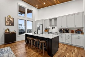 Coffee/tea maker, microwave, oven, stovetop - Luxurious Modern Mountain Retreat with Hot Tub & Stargazing Dome Near Berkeley Springs, Hedgesville WV (Hedgesville)