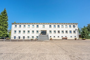 A large, white building with a symmetrical facade, multiple windows, and a central entrance with steps. - Single Room - Pension Clara Klipphausen (Klipphausen)