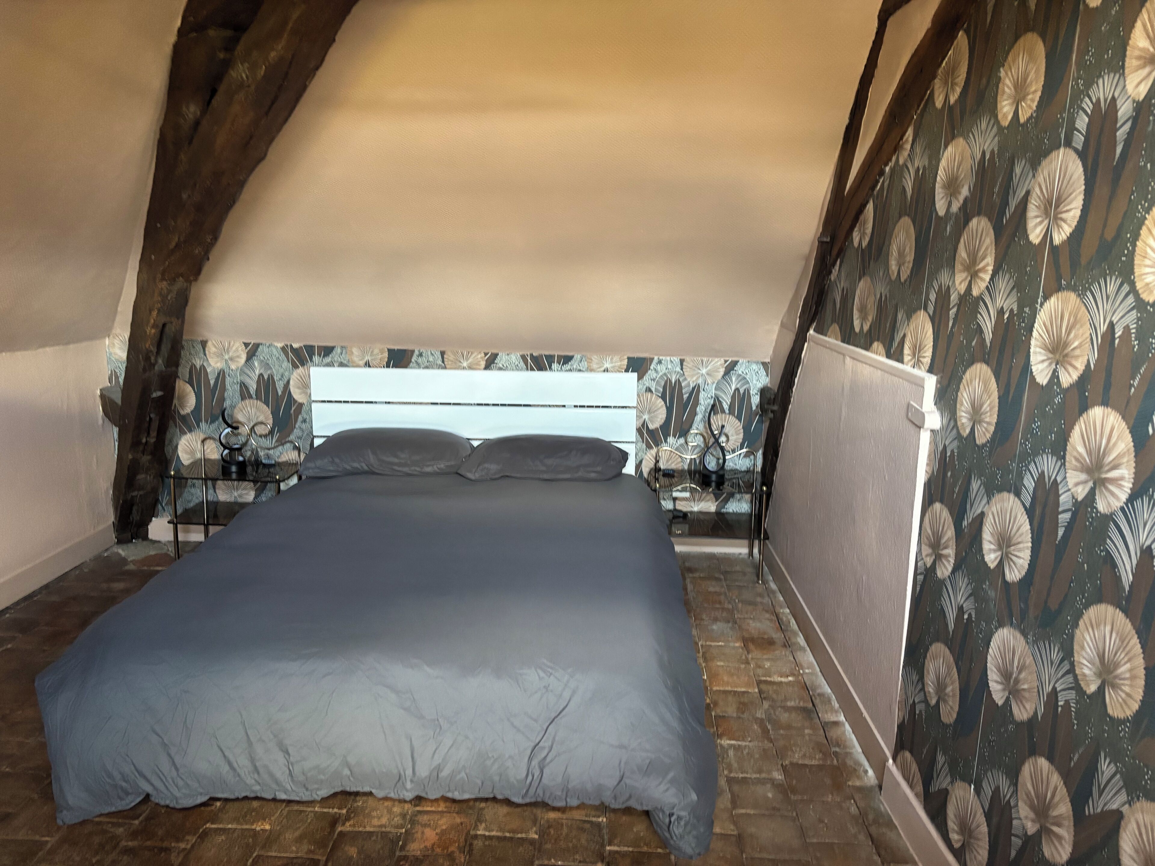 2 habitaciones, tabla de planchar con plancha y cuna de viaje 
