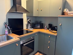 Eine kleine Küche mit Mikrowelle, Toaster und Kaffeemaschine.