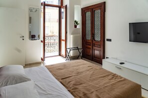Family Room, Balcony, City View - Bovio Apartments (Napoli)