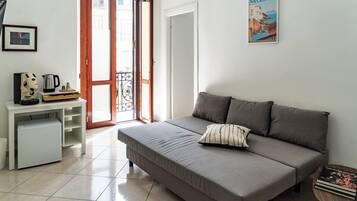 Family Room, Balcony, City View | Living area