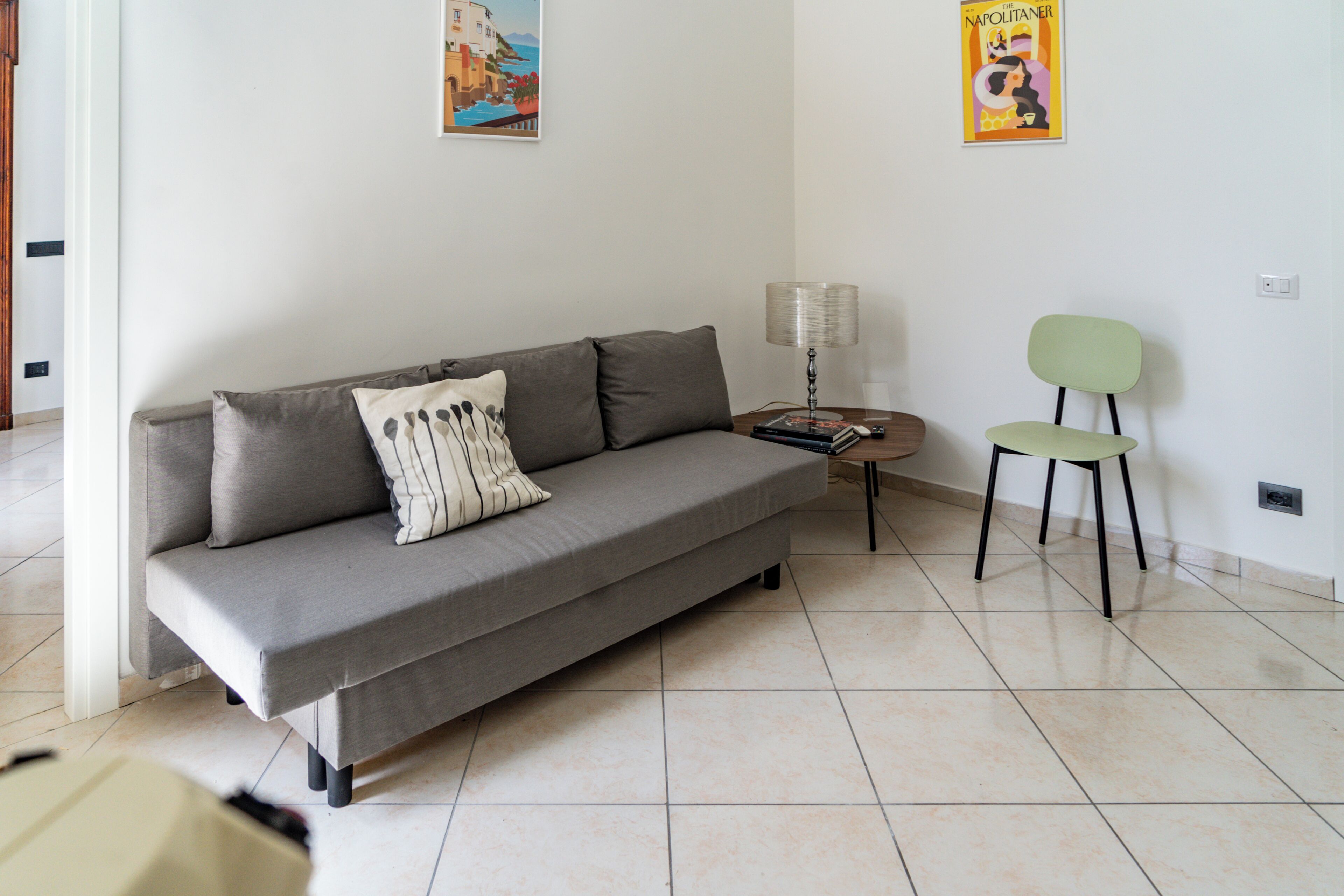 Habitación familiar, balcón, vista a la ciudad | Área de sala de estar