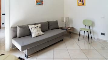 Habitación familiar, balcón, vista a la ciudad | Área de sala de estar