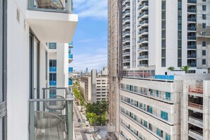 A high-rise building with multiple balconies and a clear view of the street below. - The Crosby Balcony 1BR at Miami Worldcenter (Miami)