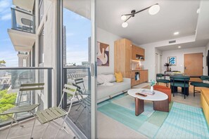 A modern apartment with a balcony, a dining area, and a living room. - The Crosby Balcony 1BR at Miami Worldcenter (Miami)
