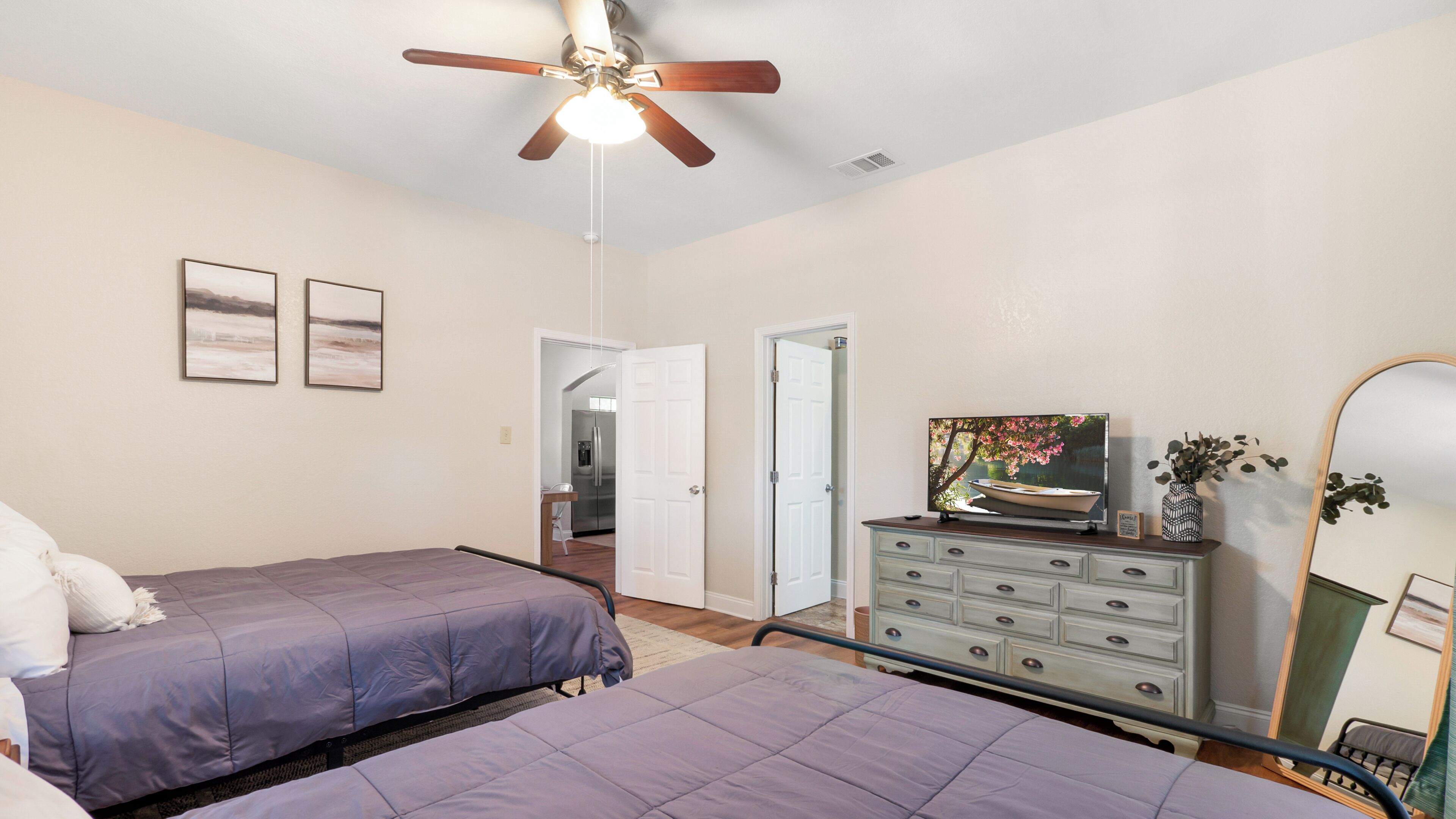 2 habitaciones, tabla de planchar con plancha, wifi y ropa de cama 