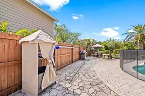 A backyard with a covered play area, a barbecue grill, and a pool. - Fancy Tampa Retreat/Disney/Heated Pool/Clearwater (Tampa)
