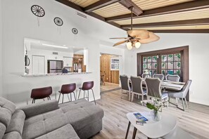 Een modern interieur met een eethoek, keuken en zithoek.