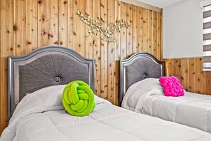Iron/ironing board, WiFi, bed sheets - Fancy Tampa Retreat/Disney/Heated Pool/Clearwater (Tampa)