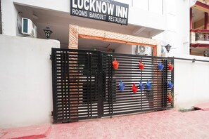 Ein begrenzter Zugang zum Lucknow Inn, mit einem Schild, das Zimmer und Bankettmöglichkeiten anbietet.