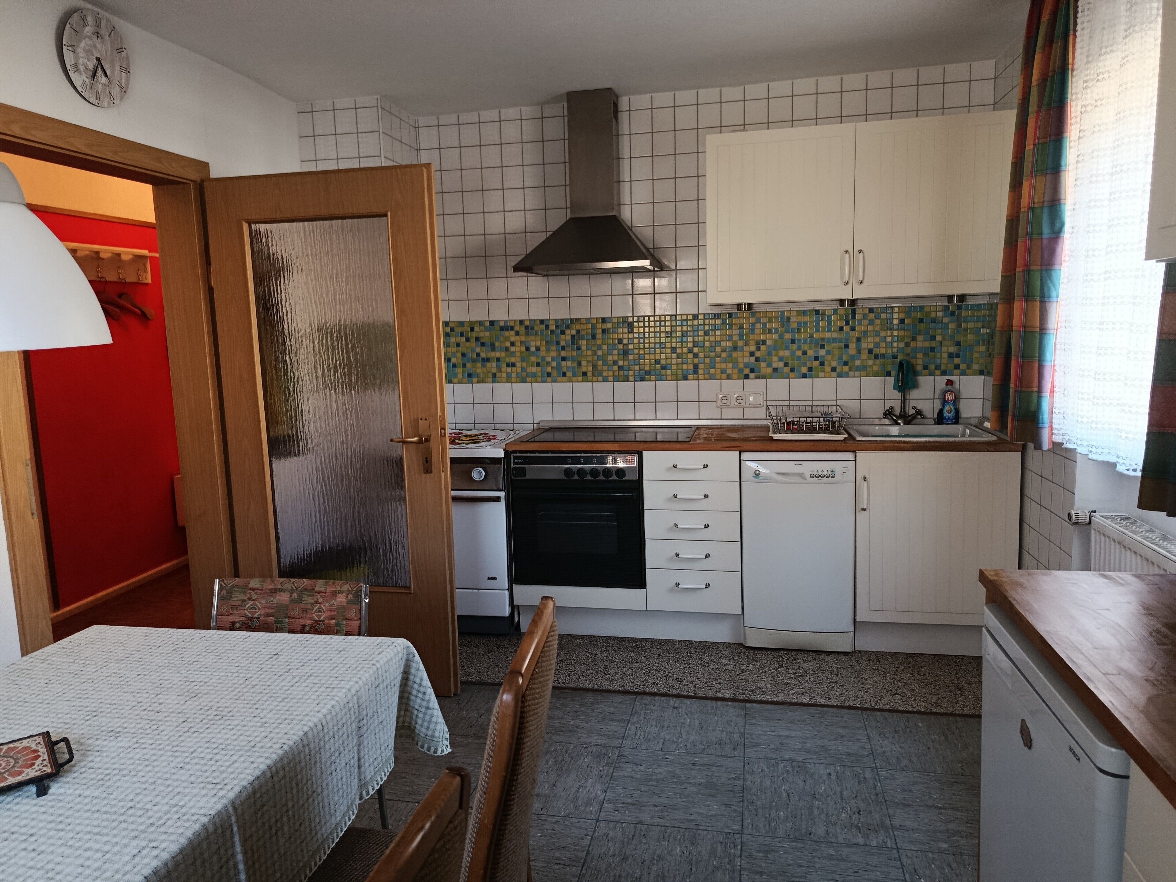 Cafetera i tetera, frigorífic, forn i placa de cuina 