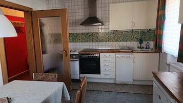 Cafetera i tetera, frigorífic, forn i placa de cuina