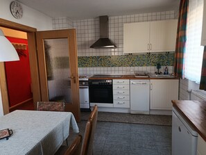 Coffee/tea maker, fridge, oven, stovetop