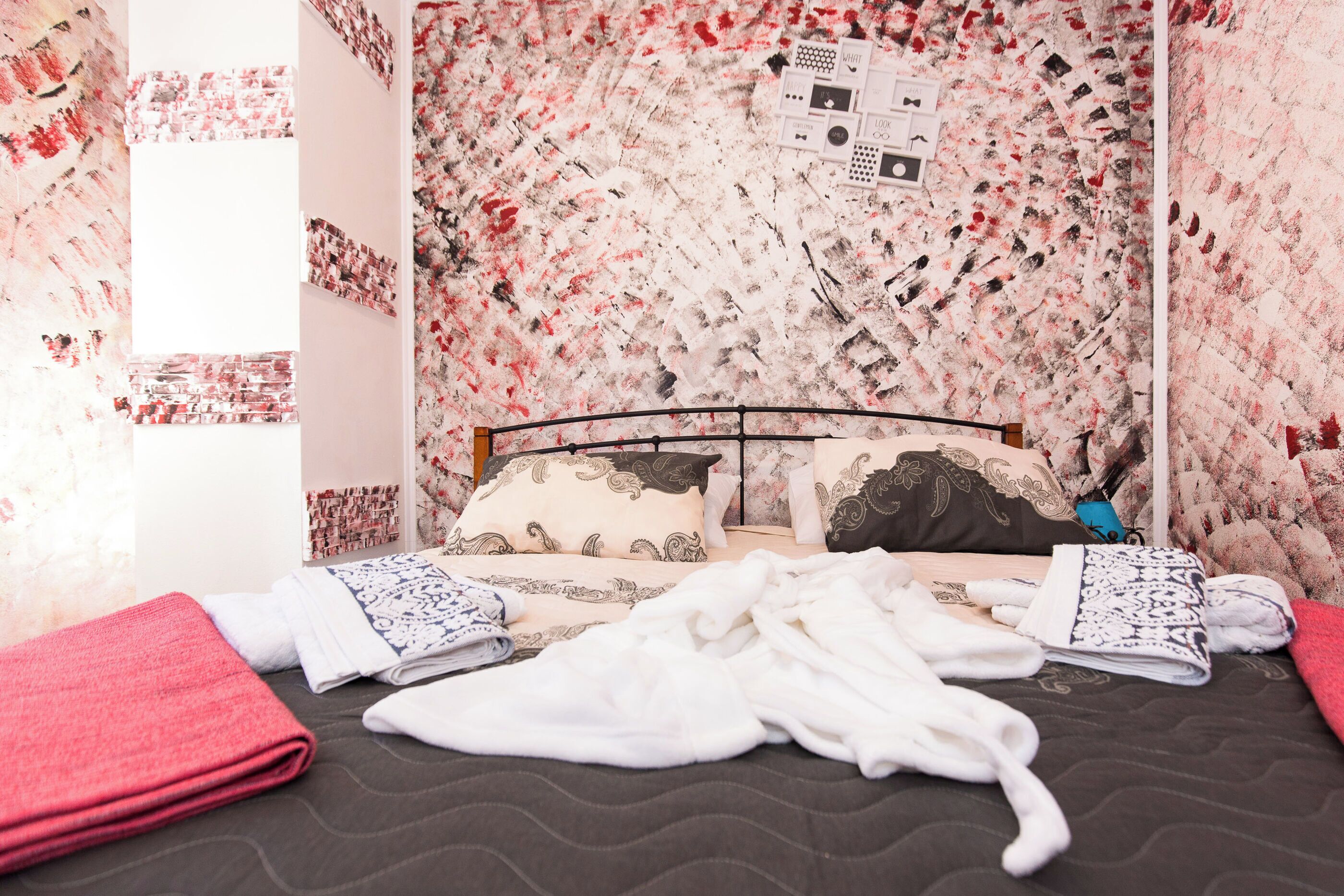 Apartment (A1) | In-room safe, iron/ironing board, cribs (free), WiFi (free)