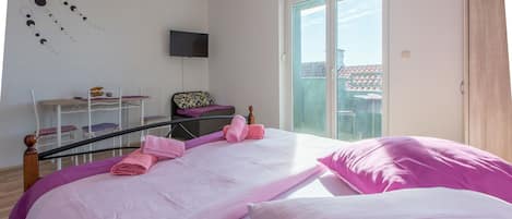 Studio (A1) | Iron/ironing board, WiFi (free)