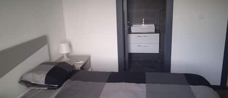 Apartment (A1) | In-room safe, iron/ironing board, cribs (free), WiFi (free)