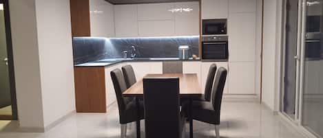 Appartement (A1) | Cuisine privée | Machine à expresso, réfrigérateur, micro-ondes, four