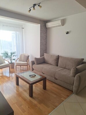 Ein Wohnzimmer mit Sofa, Sessel und Couchtisch.