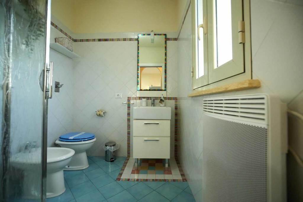 Villa Confort, vista al jardín | Baño